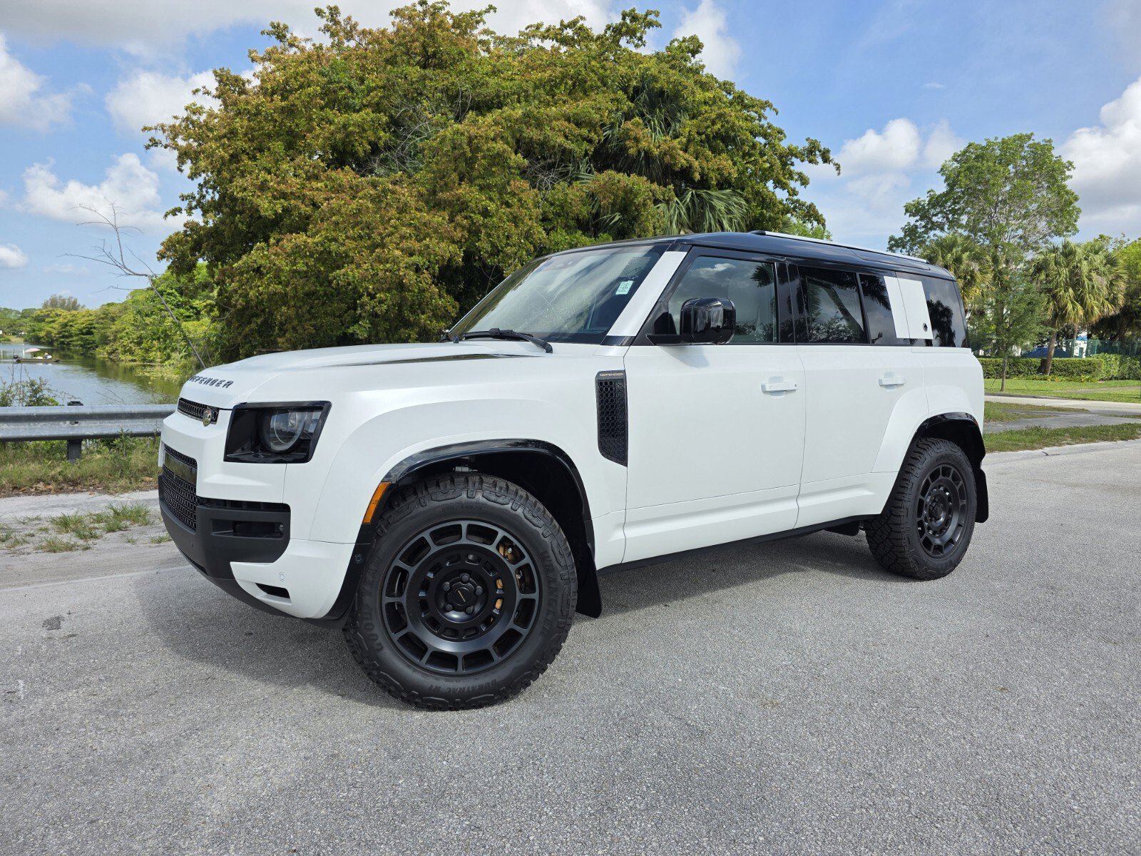 New 2026 Land Rover Defender 110 AWD/4WD image 1