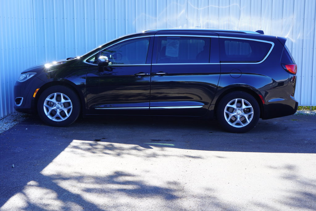 Used 2020 Chrysler Pacifica Limited FWD image 3