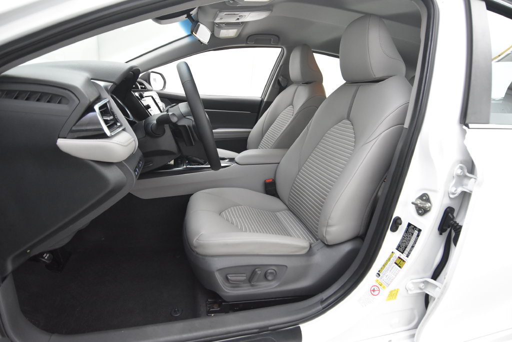 Used 2018 Toyota Camry SE FWD image 25