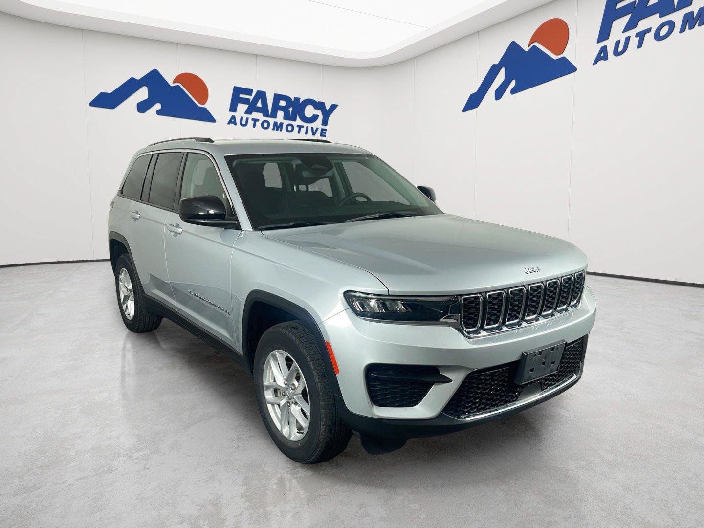 Used 2023 Jeep Grand Cherokee Laredo AWD/4WD image 4