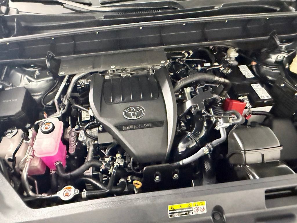 Used 2025 Toyota Highlander XLE FWD image 34