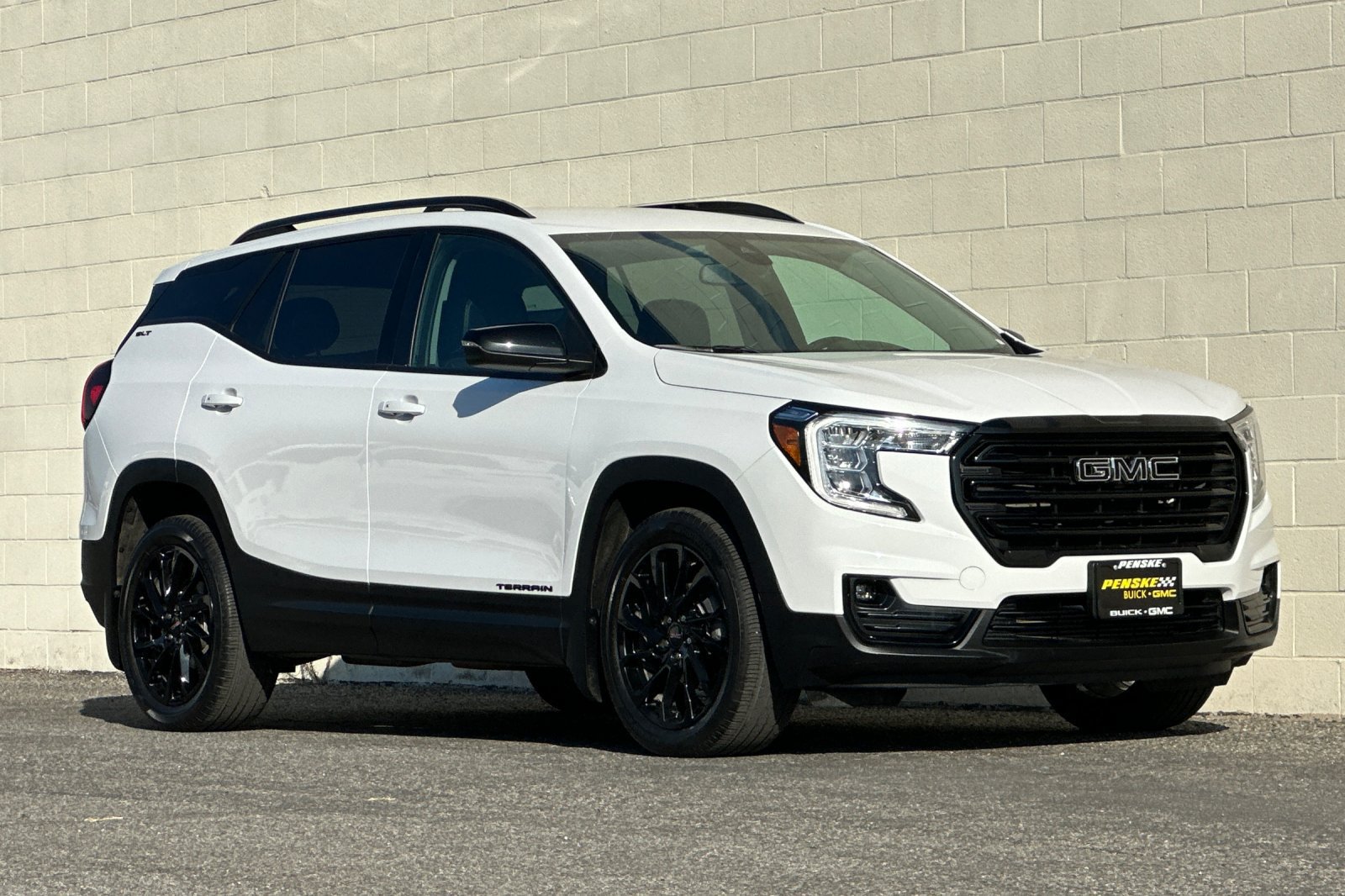 Used 2024 GMC Terrain SLT w/ Elevation Edition FWD image 2