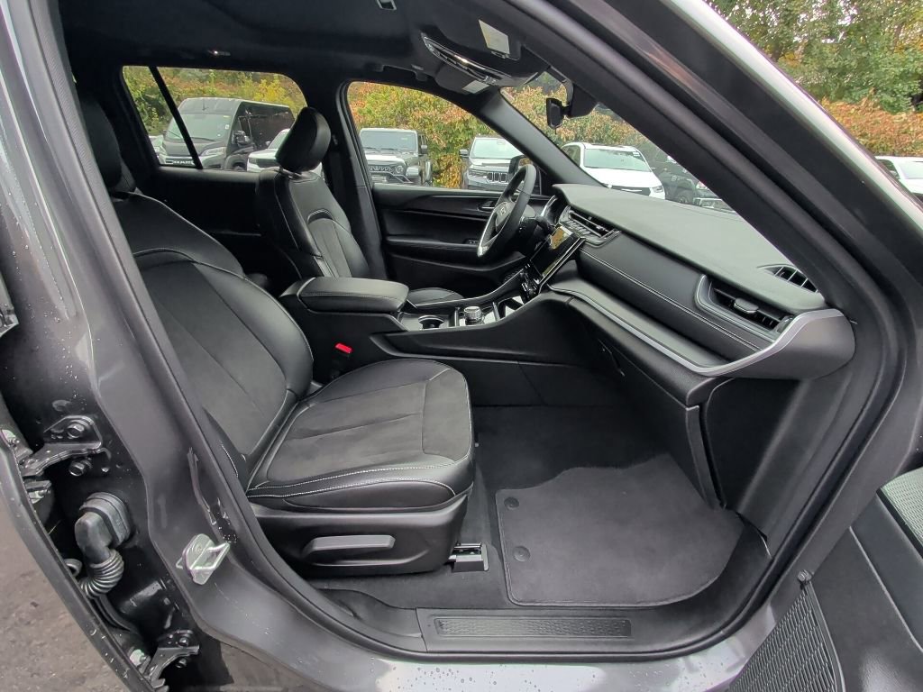 Used 2025 Jeep Grand Cherokee Altitude image 16