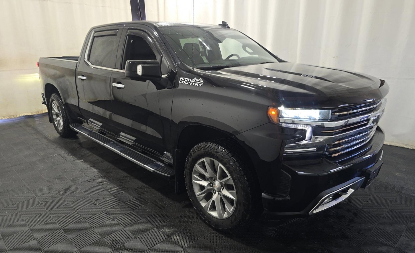 Used 2019 Chevrolet Silverado 1500 High Country w/ Technology Package AWD/4WD image 3