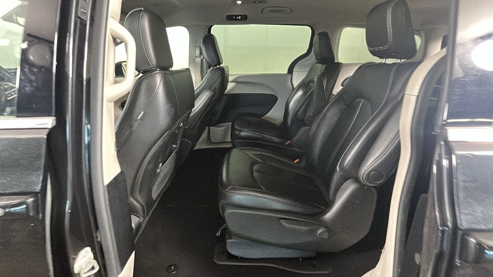 Used 2023 Chrysler Pacifica Touring-L FWD image 27