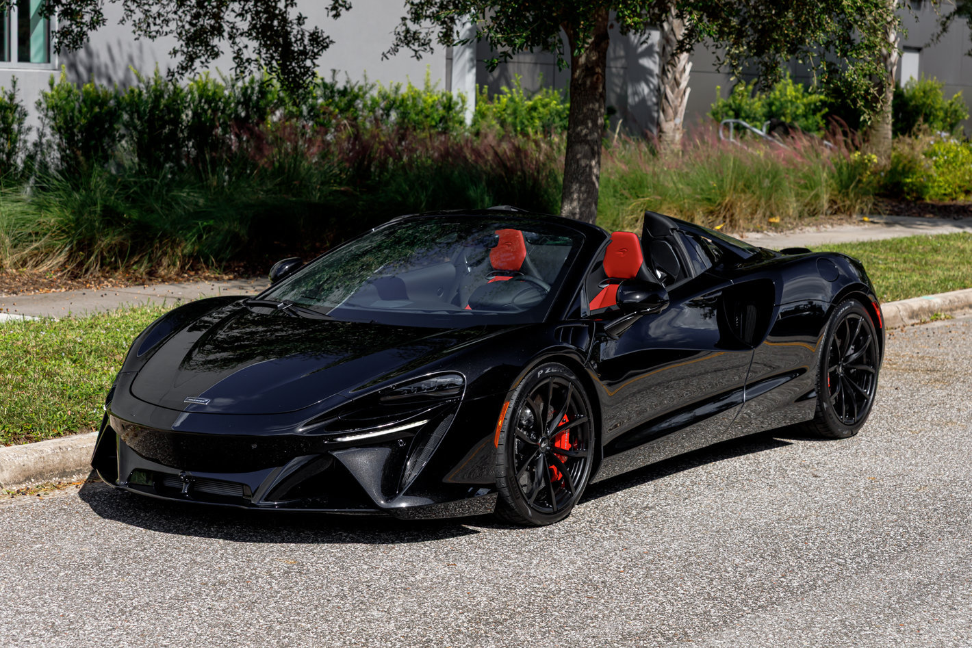 Used 2026 McLaren Artura Spider RWD image 24