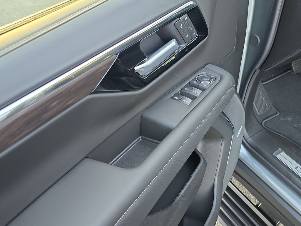 New 2026 Chevrolet Suburban Premier image 11