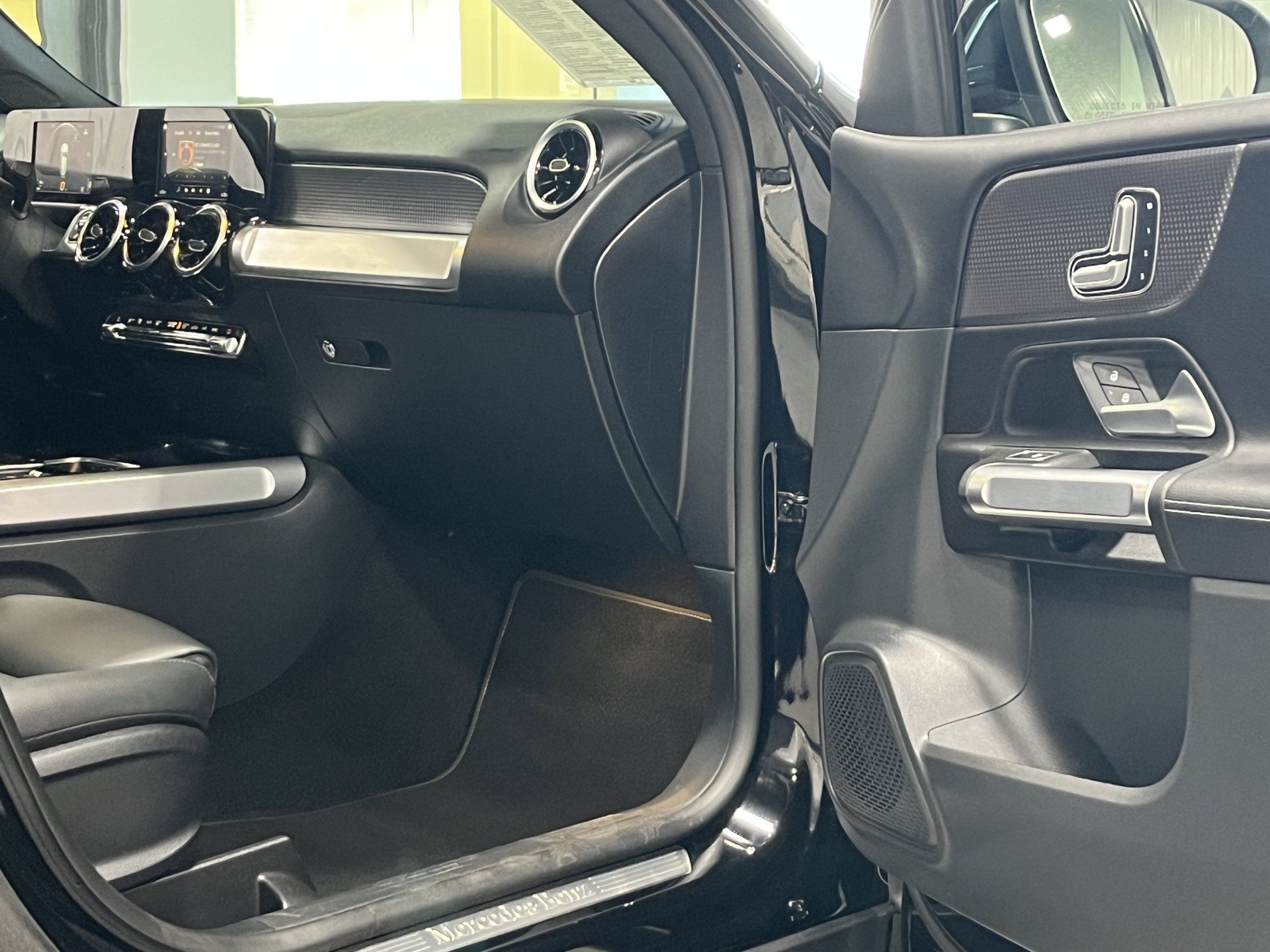 Used 2023 Mercedes-Benz GLB 250 image 9