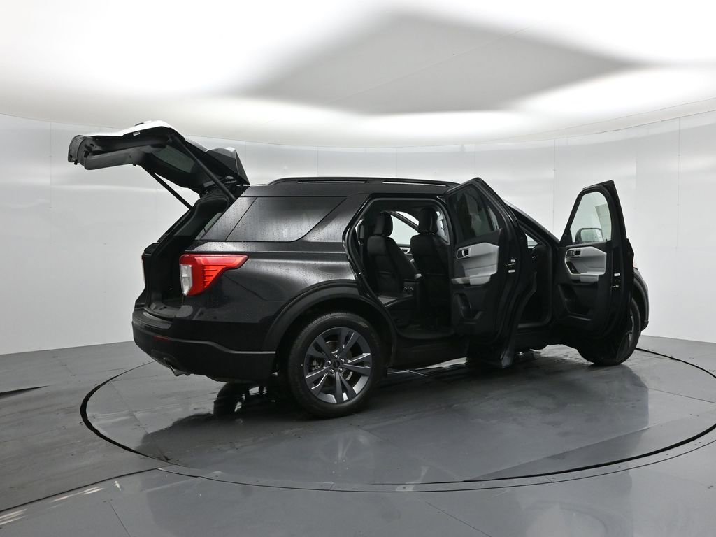 Certified 2022 Ford Explorer XLT w/ Equipment Group 202A image 6