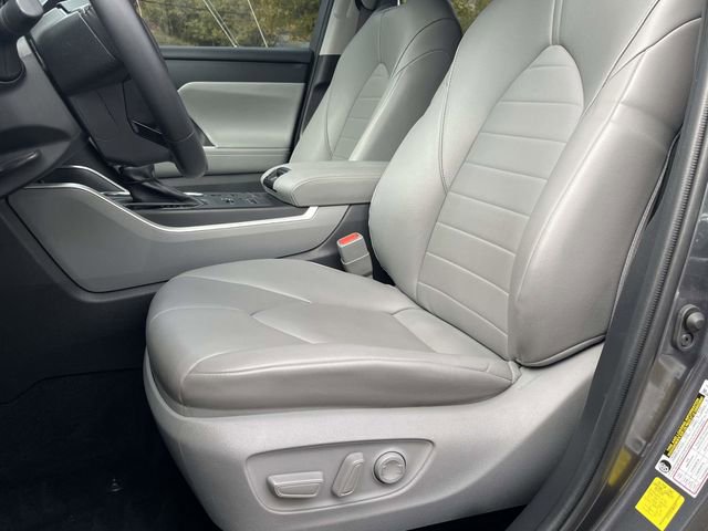 Used 2021 Toyota Highlander XLE image 12