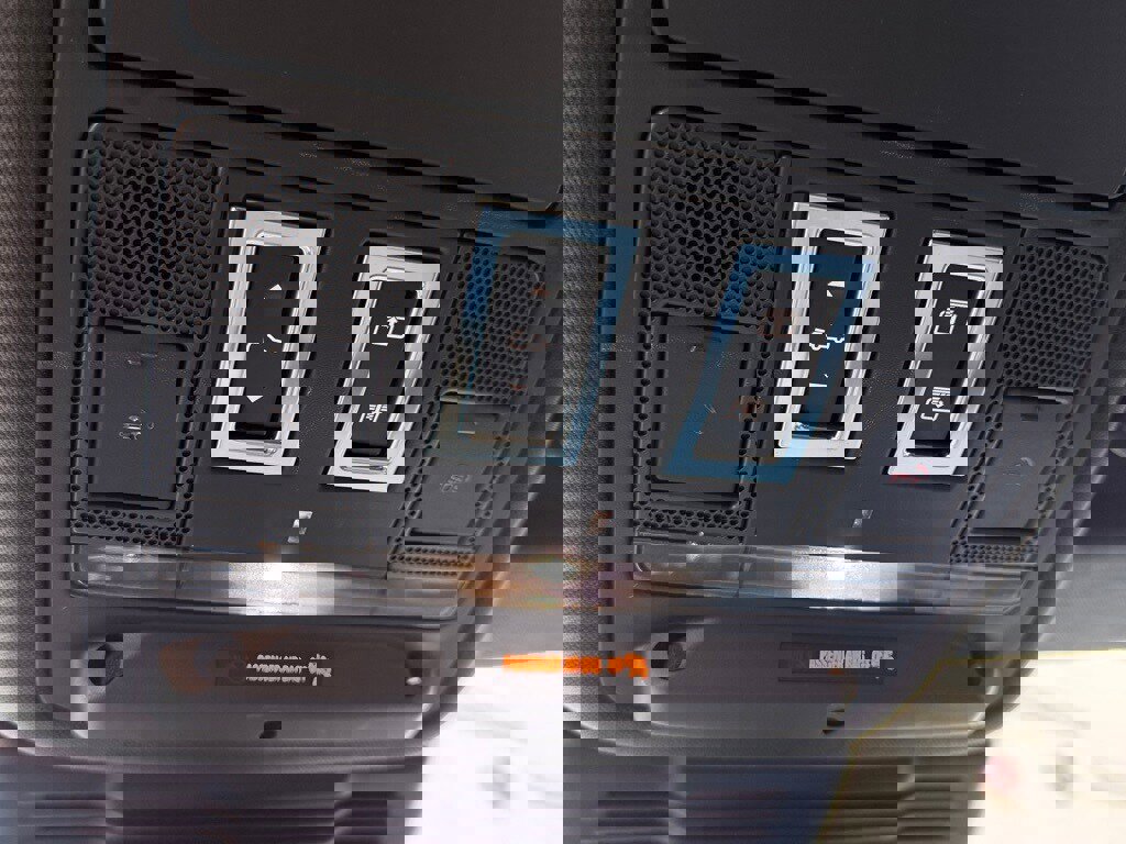 Used 2022 Land Rover Range Rover Evoque R-Dynamic SE image 33