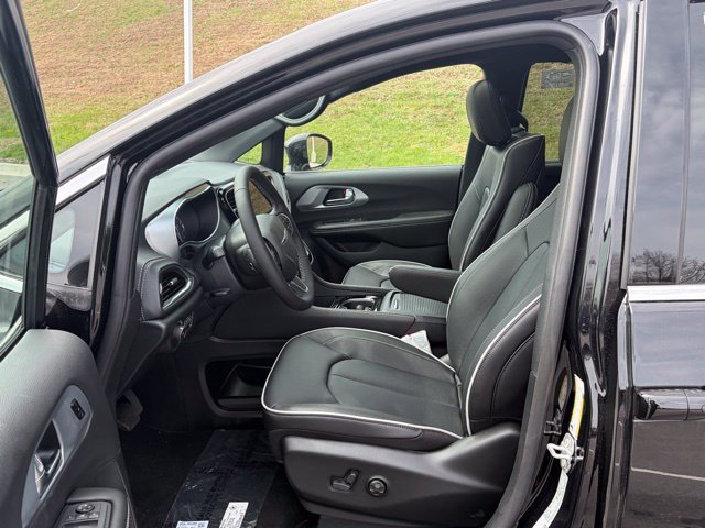 New 2026 Chrysler Pacifica Limited w/ Uconnect Theater Family Group FWD image 54