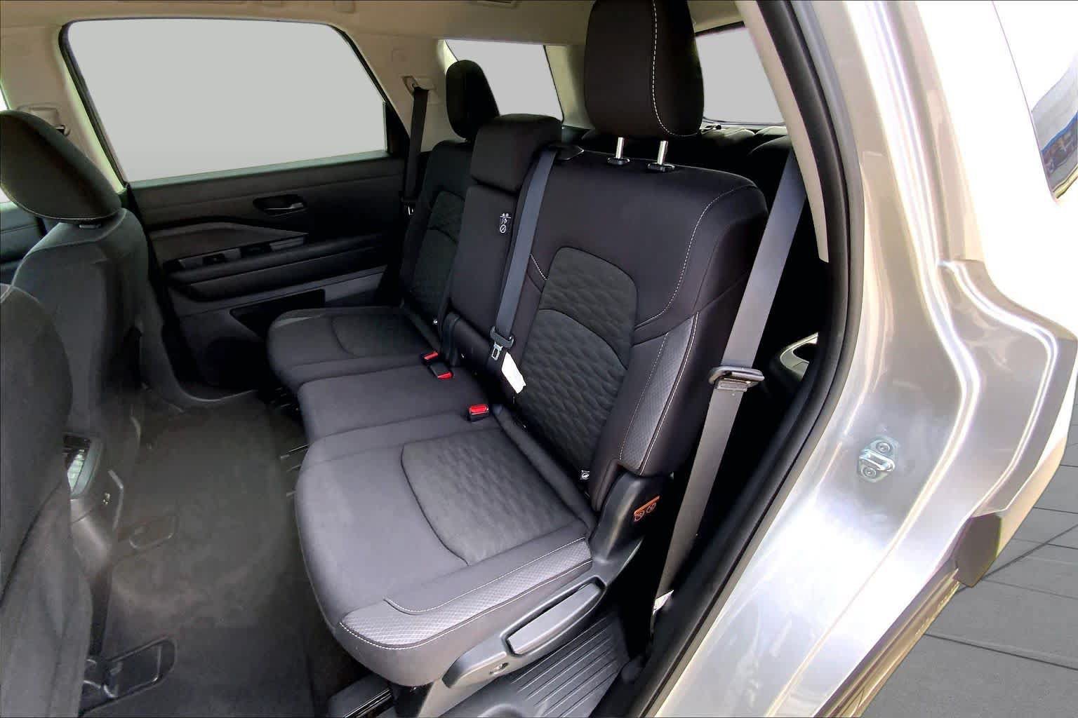 Used 2024 Nissan Pathfinder SV FWD image 20
