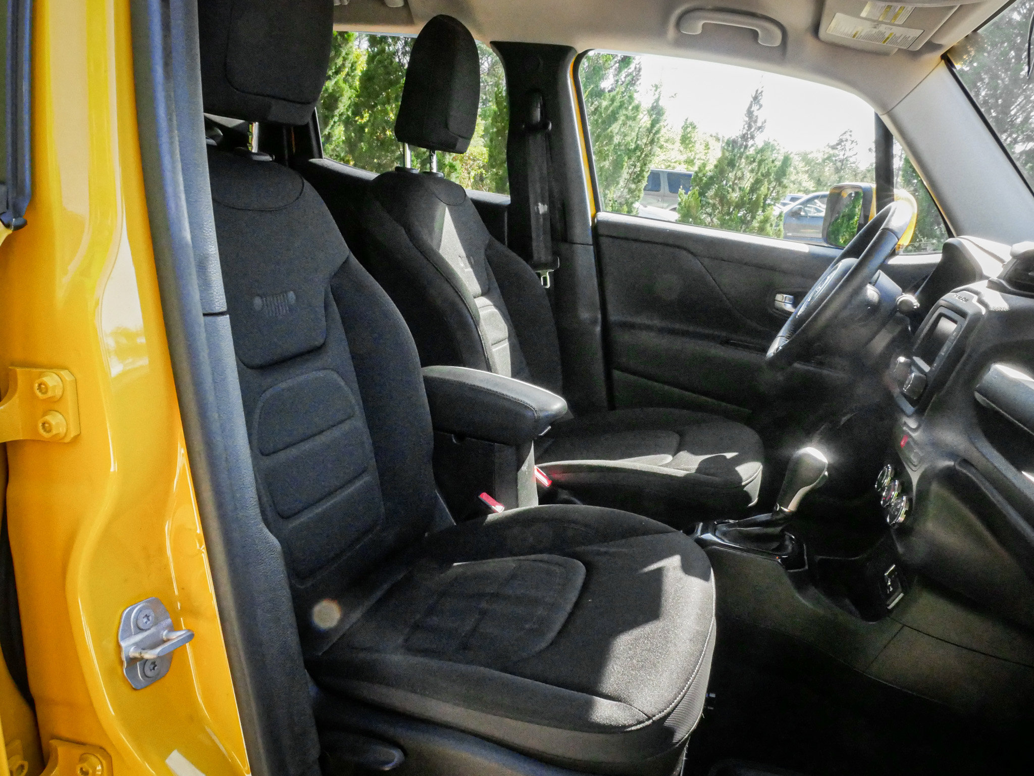 Used 2017 Jeep Renegade Altitude w/ Advanced Technology Group FWD image 31