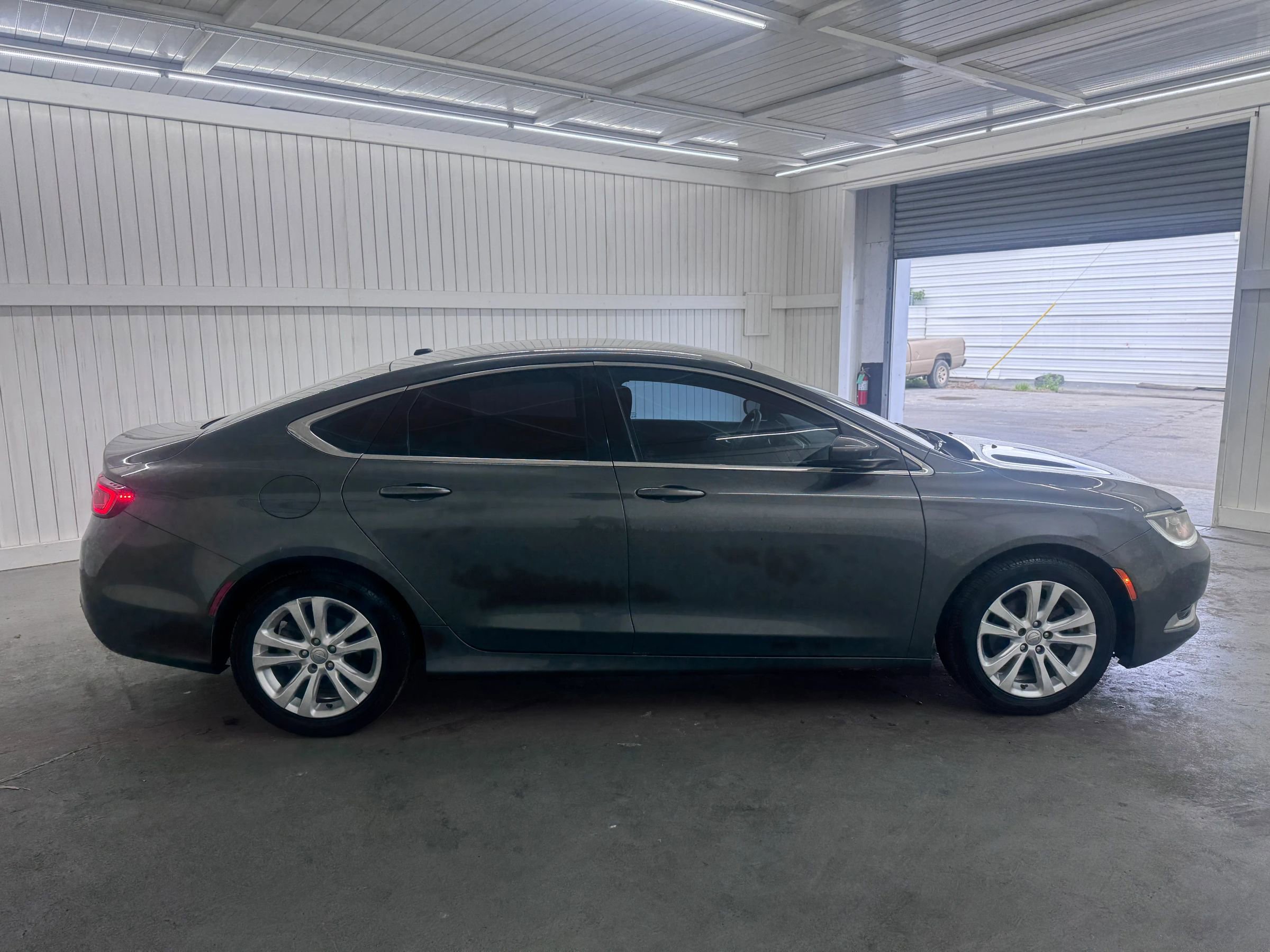Used 2015 Chrysler 200 Limited w/ Convenience Group image 4