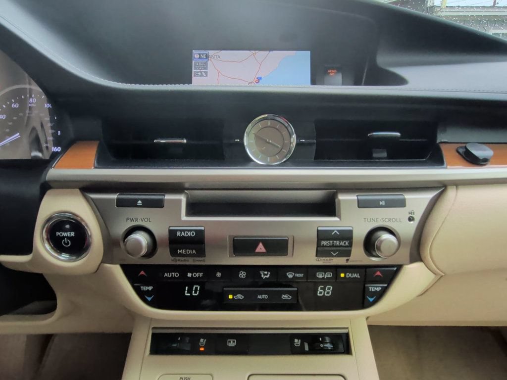 Used 2014 Lexus ES 300h w/ Luxury Package w/Bamboo Trim FWD image 20