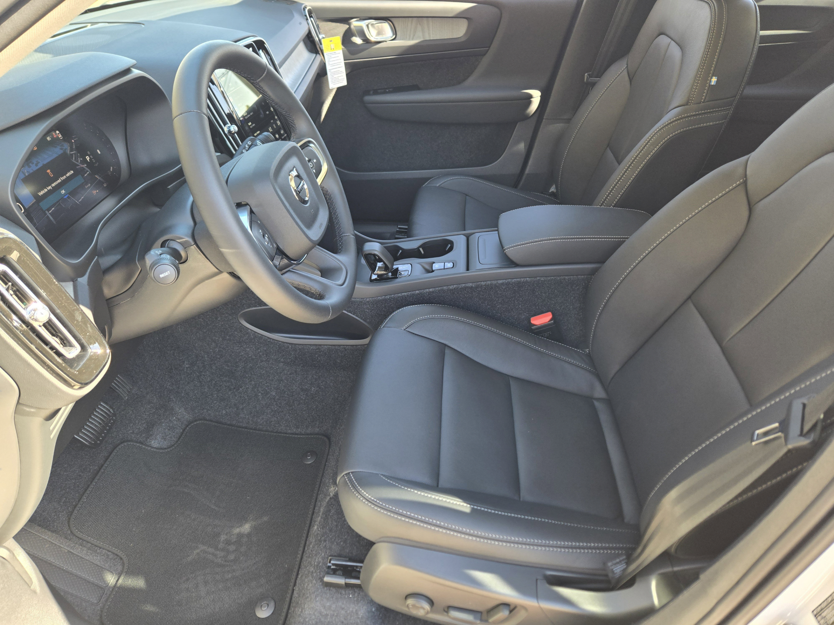 New 2026 Volvo XC40 B4 Core w/ Climate Package FWD image 10