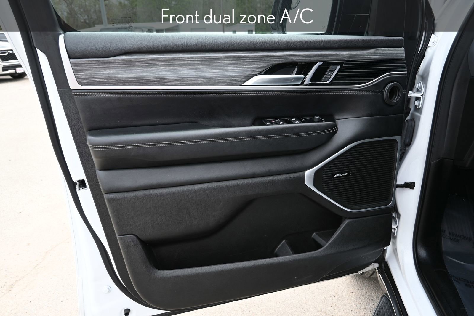 Used 2024 Jeep Wagoneer Series II w/ Flexible Seating Group image 9