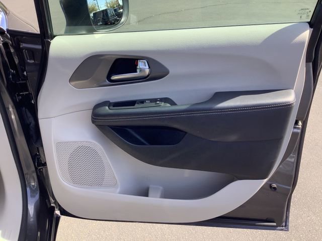 Used 2023 Chrysler Pacifica Touring-L image 38