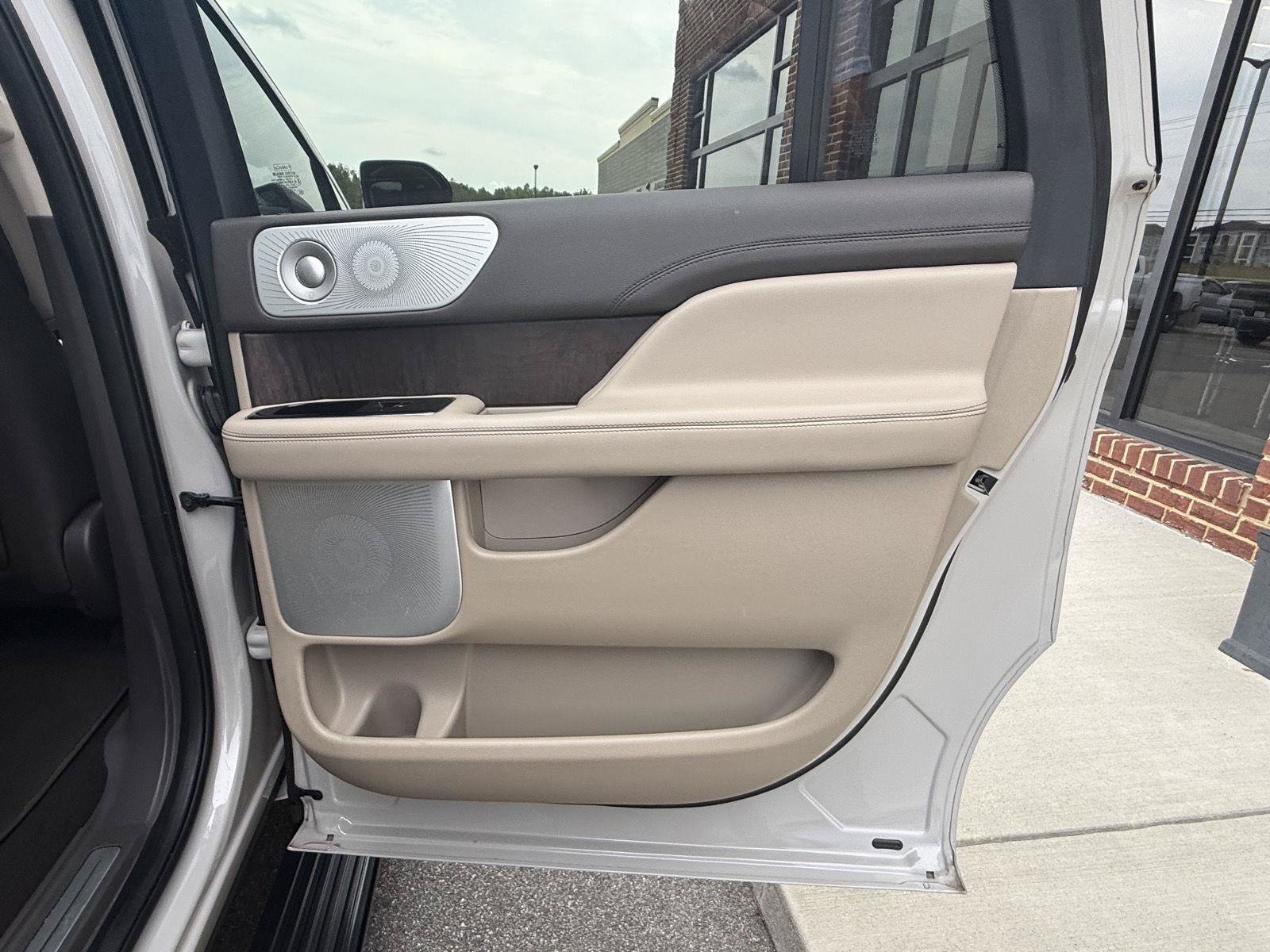 Used 2022 Lincoln Navigator L Reserve RWD image 27