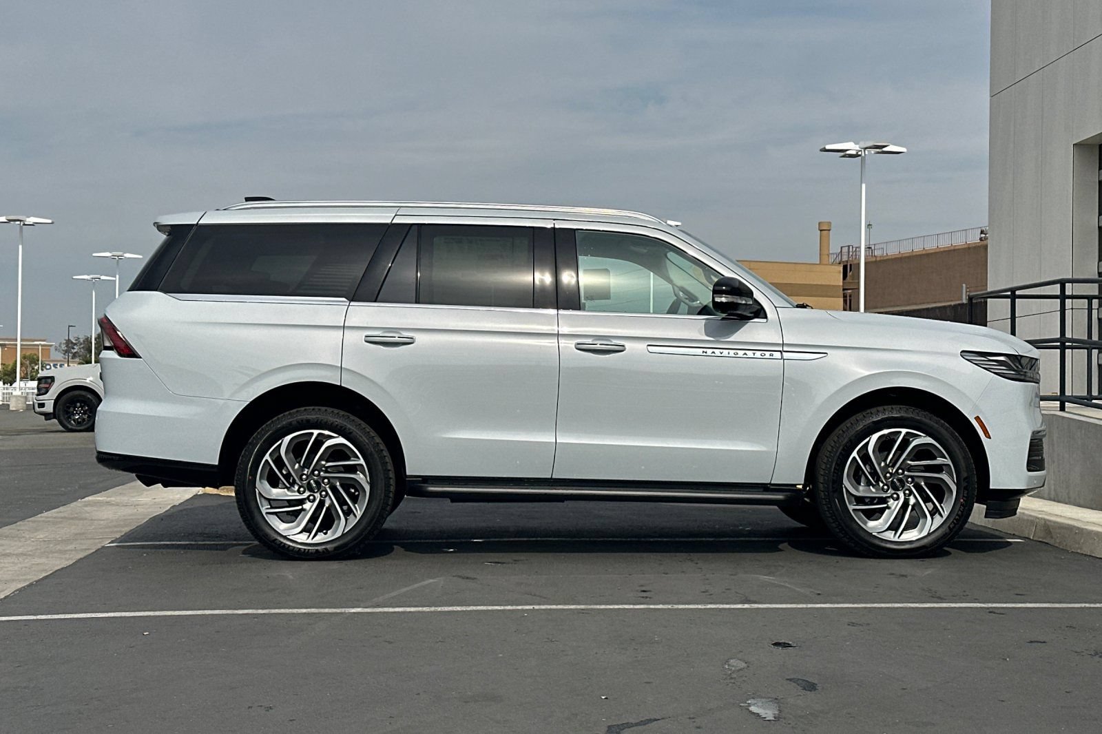 New 2026 Lincoln Navigator Premiere AWD/4WD image 2