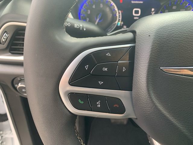 Used 2025 Chrysler Pacifica Select image 25