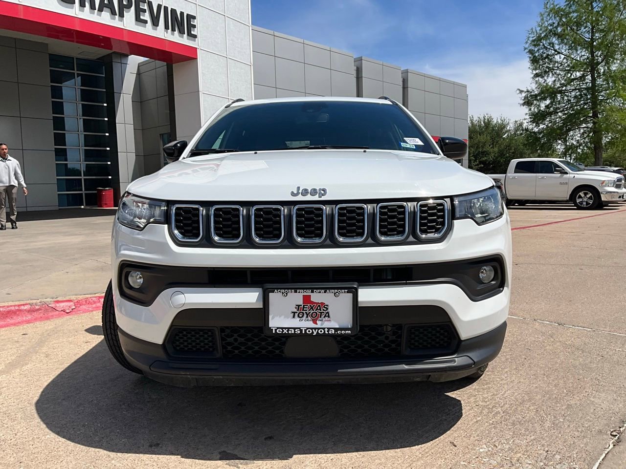 Used 2025 Jeep Compass Latitude image 3
