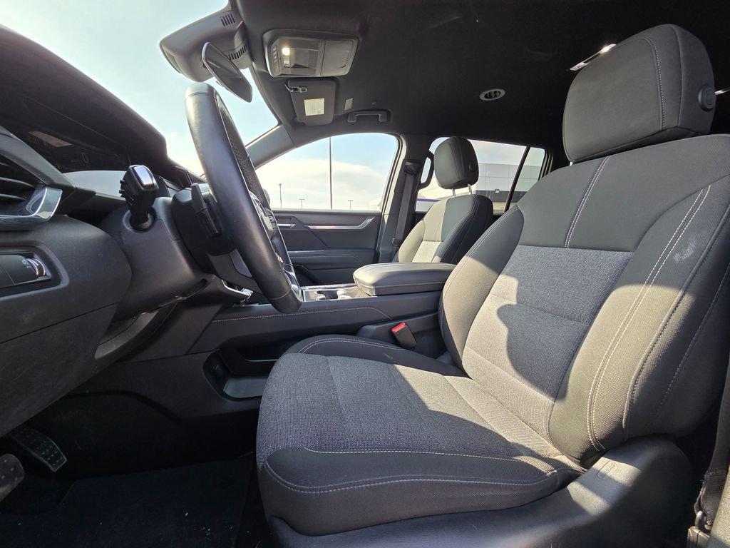 Used 2025 GMC Acadia Elevation image 24