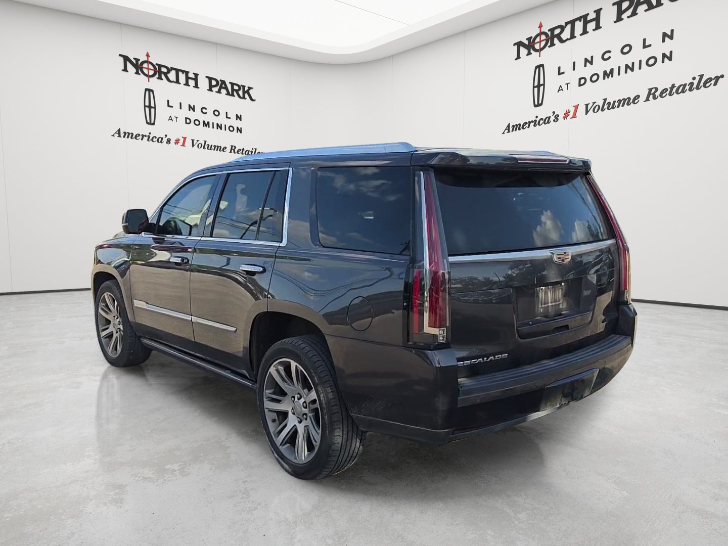Used 2016 Cadillac Escalade Premium AWD/4WD image 3