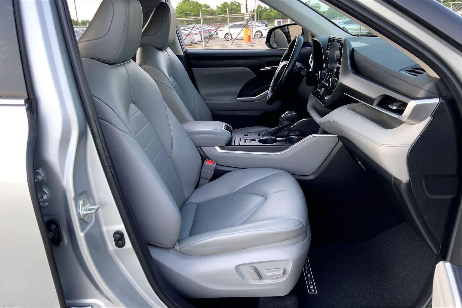 Used 2022 Toyota Highlander XLE FWD image 9