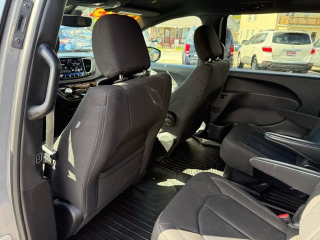 Used 2023 Chrysler Pacifica Touring FWD image 10