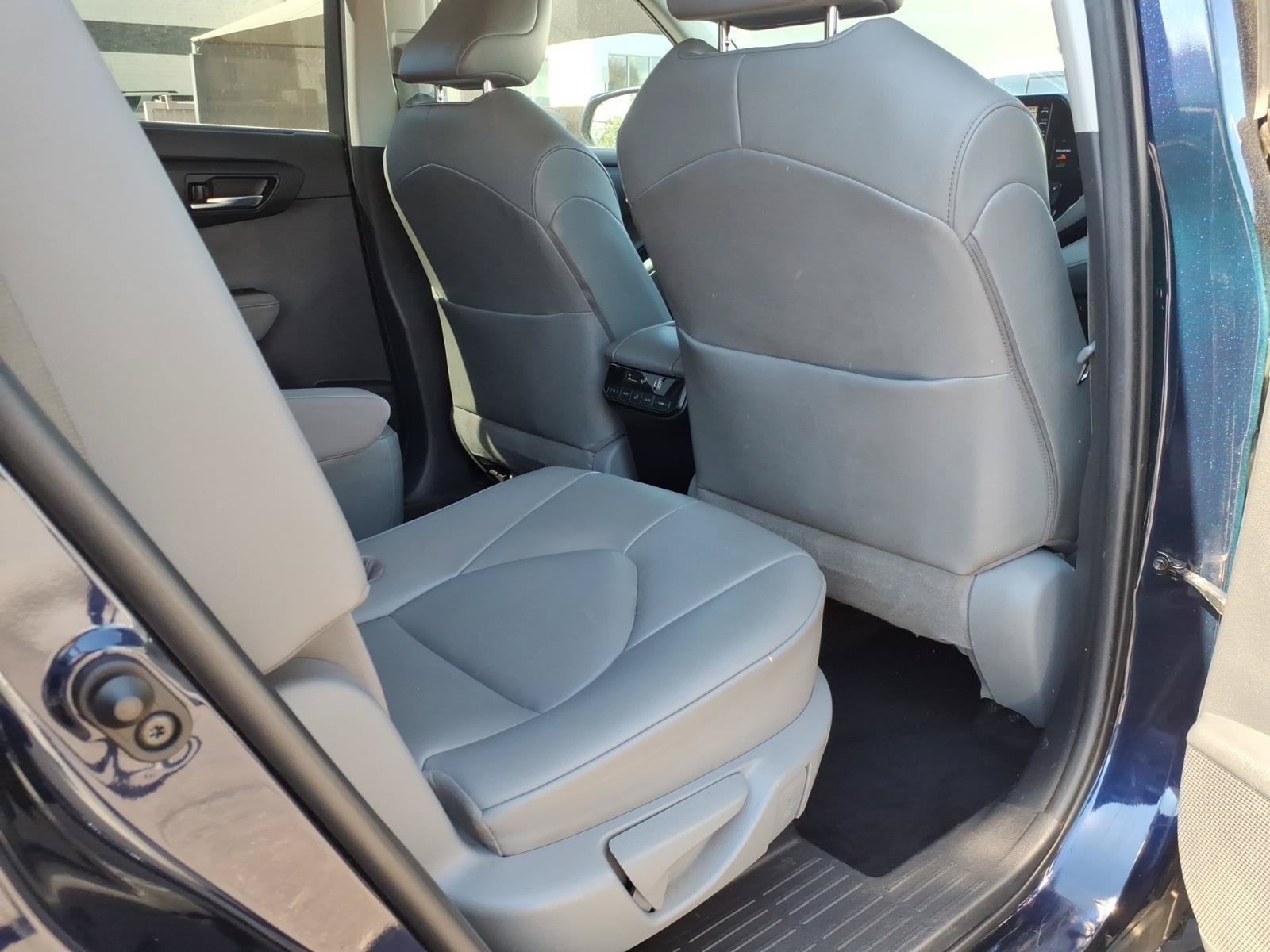 Used 2020 Toyota Highlander XLE FWD image 13