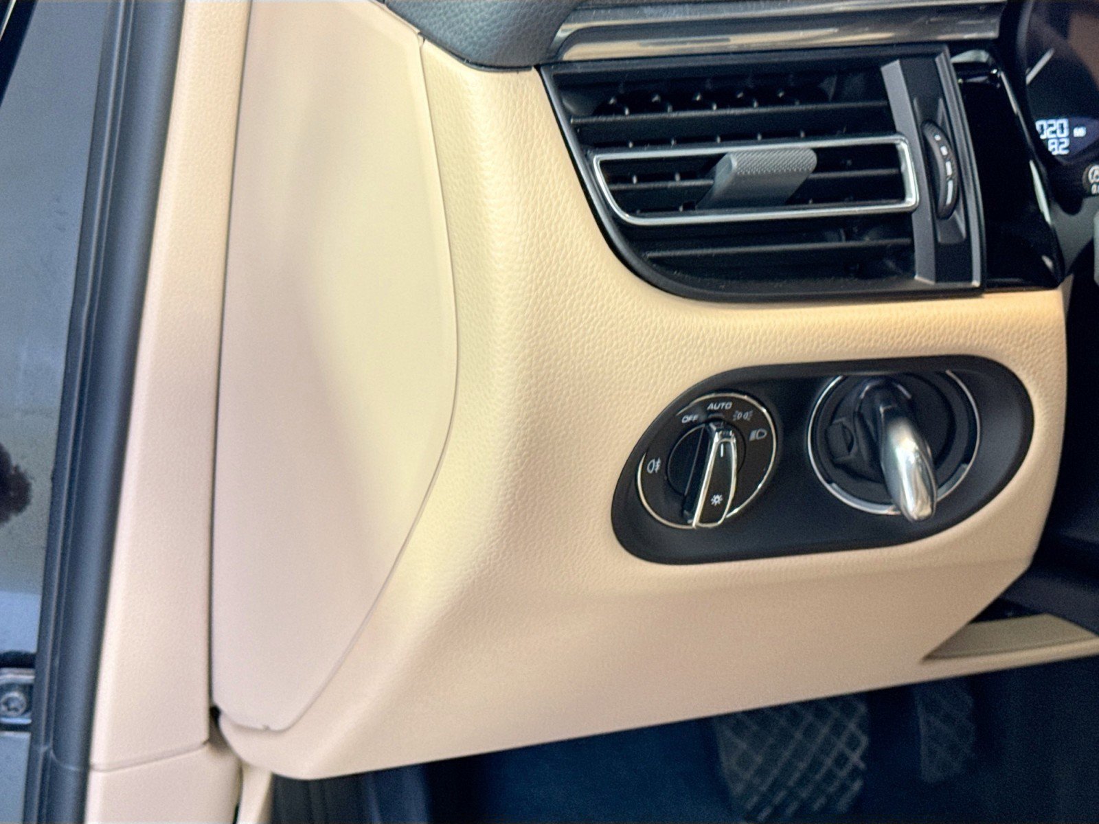 Certified 2025 Porsche Macan image 13