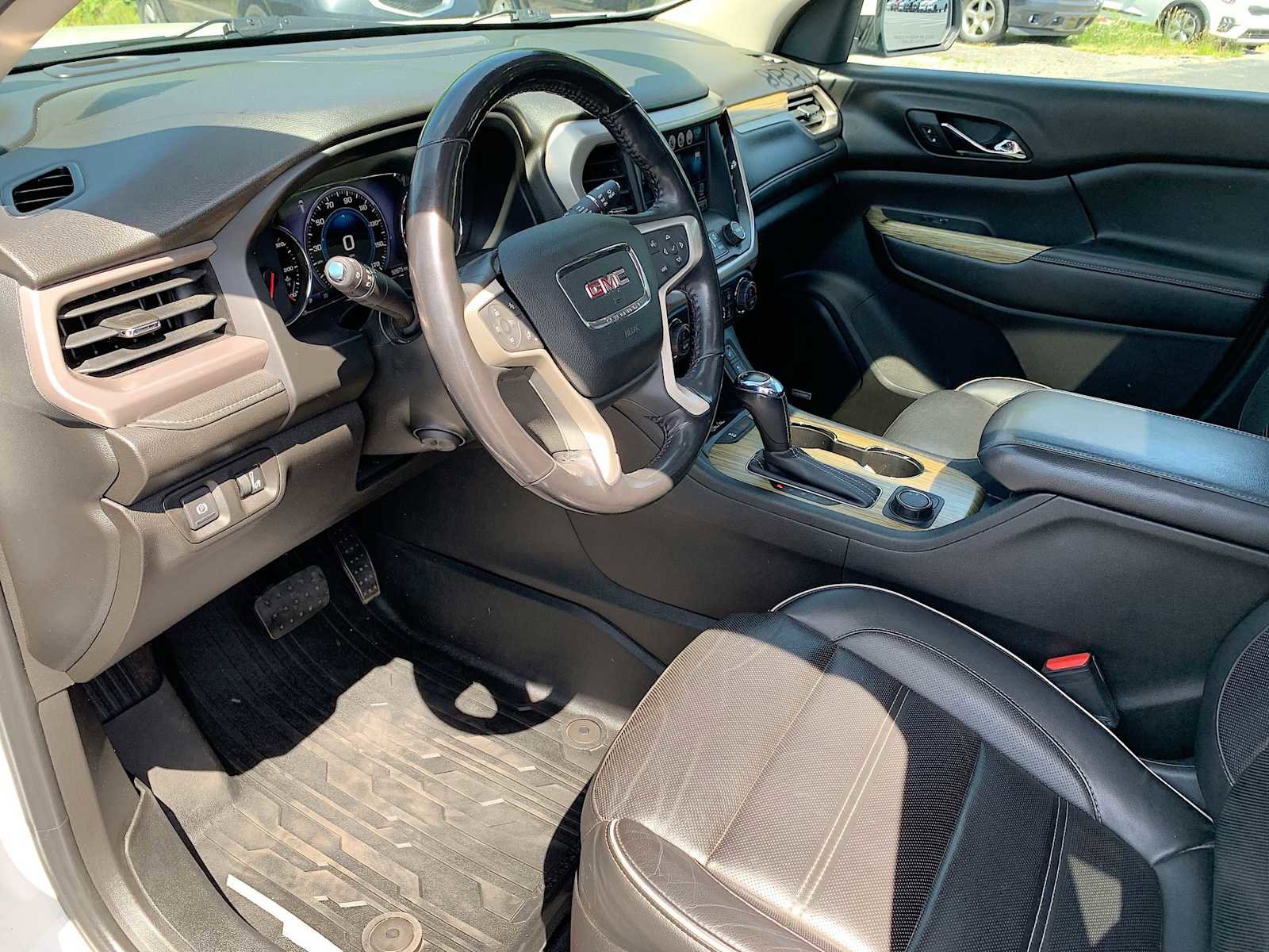 Used 2018 GMC Acadia Denali w/ Technology Package AWD/4WD image 10