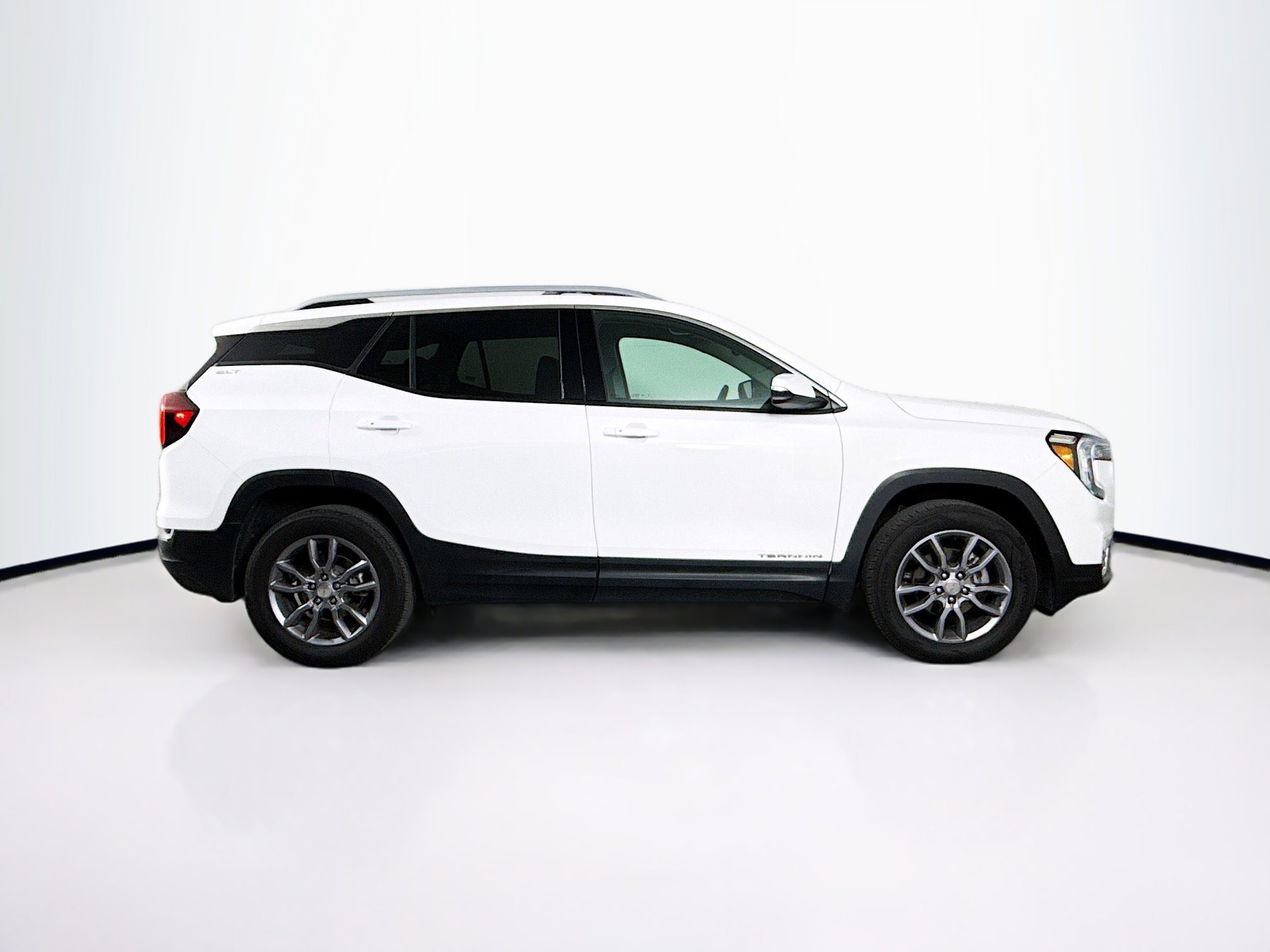 Used 2024 GMC Terrain SLT image 2