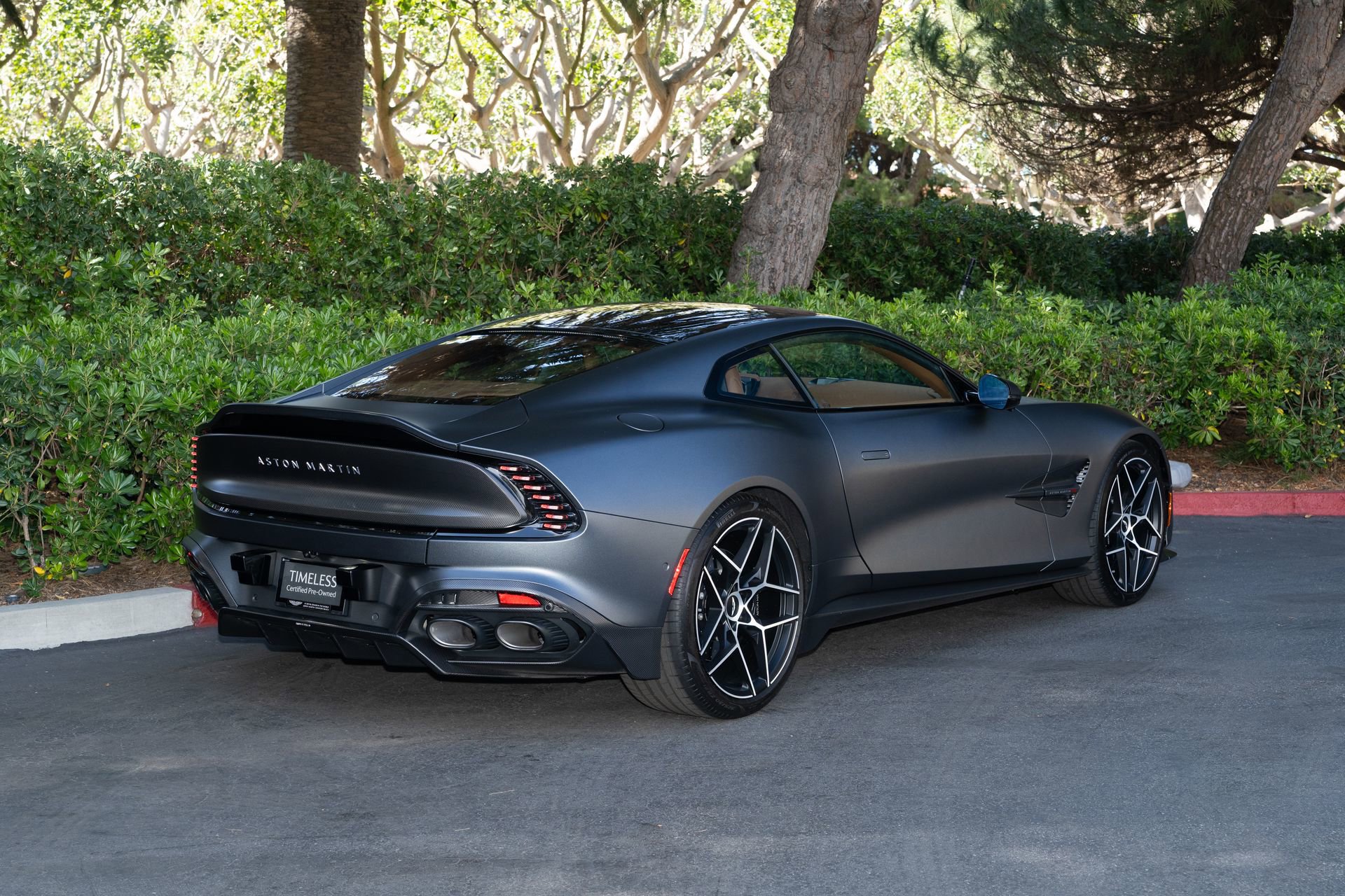 Used 2025 Aston Martin Vanquish RWD image 3