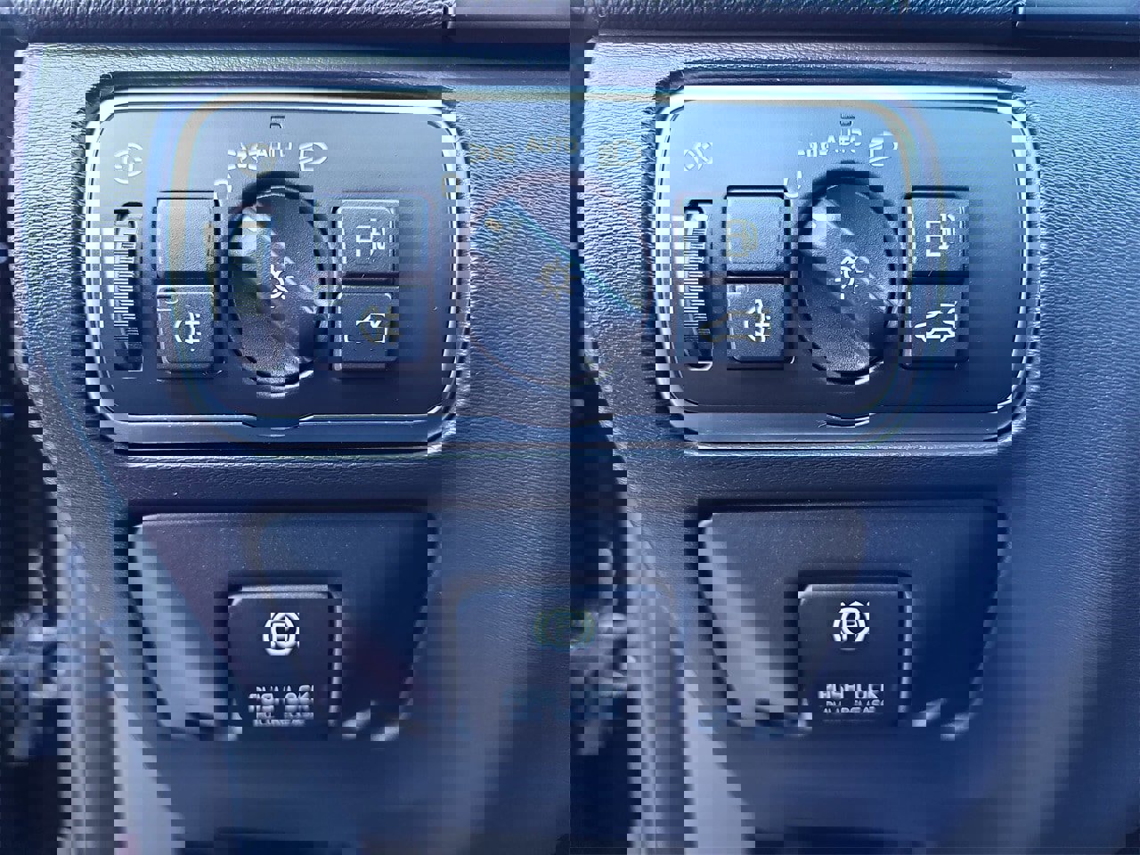 Used 2015 Volvo V60 T5 Platinum image 26