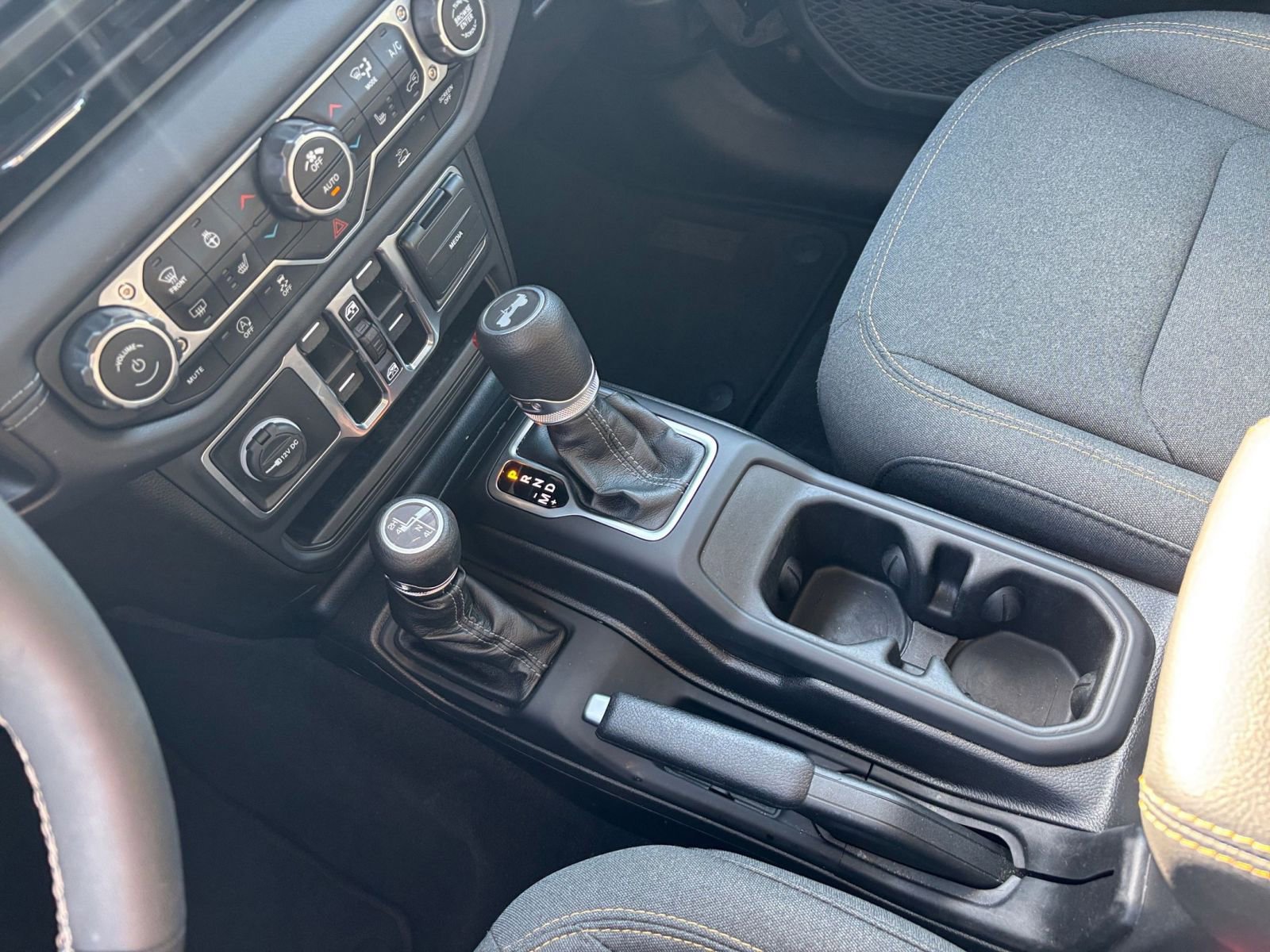 Used 2025 Jeep Wrangler Sahara image 39