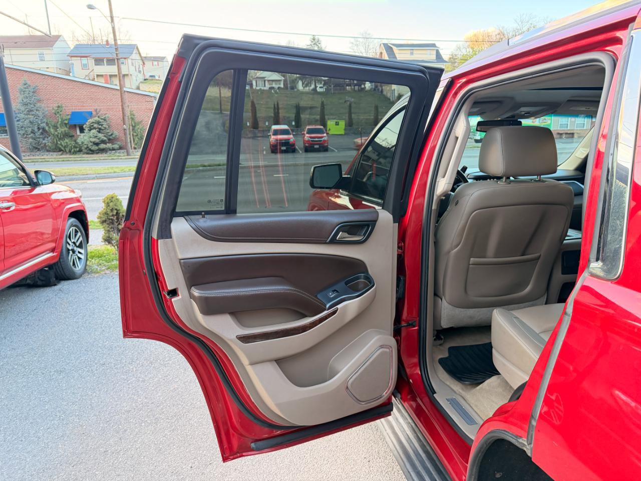 Used 2015 Chevrolet Tahoe LT w/ Luxury Package AWD/4WD image 12