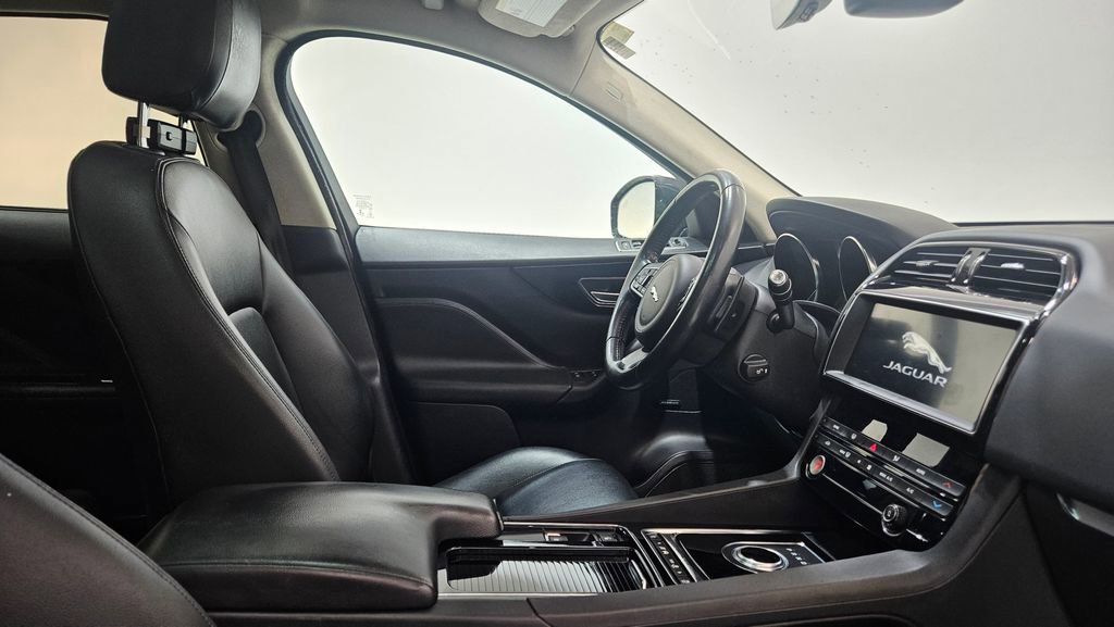 Used 2020 Jaguar F-PACE Premium image 15