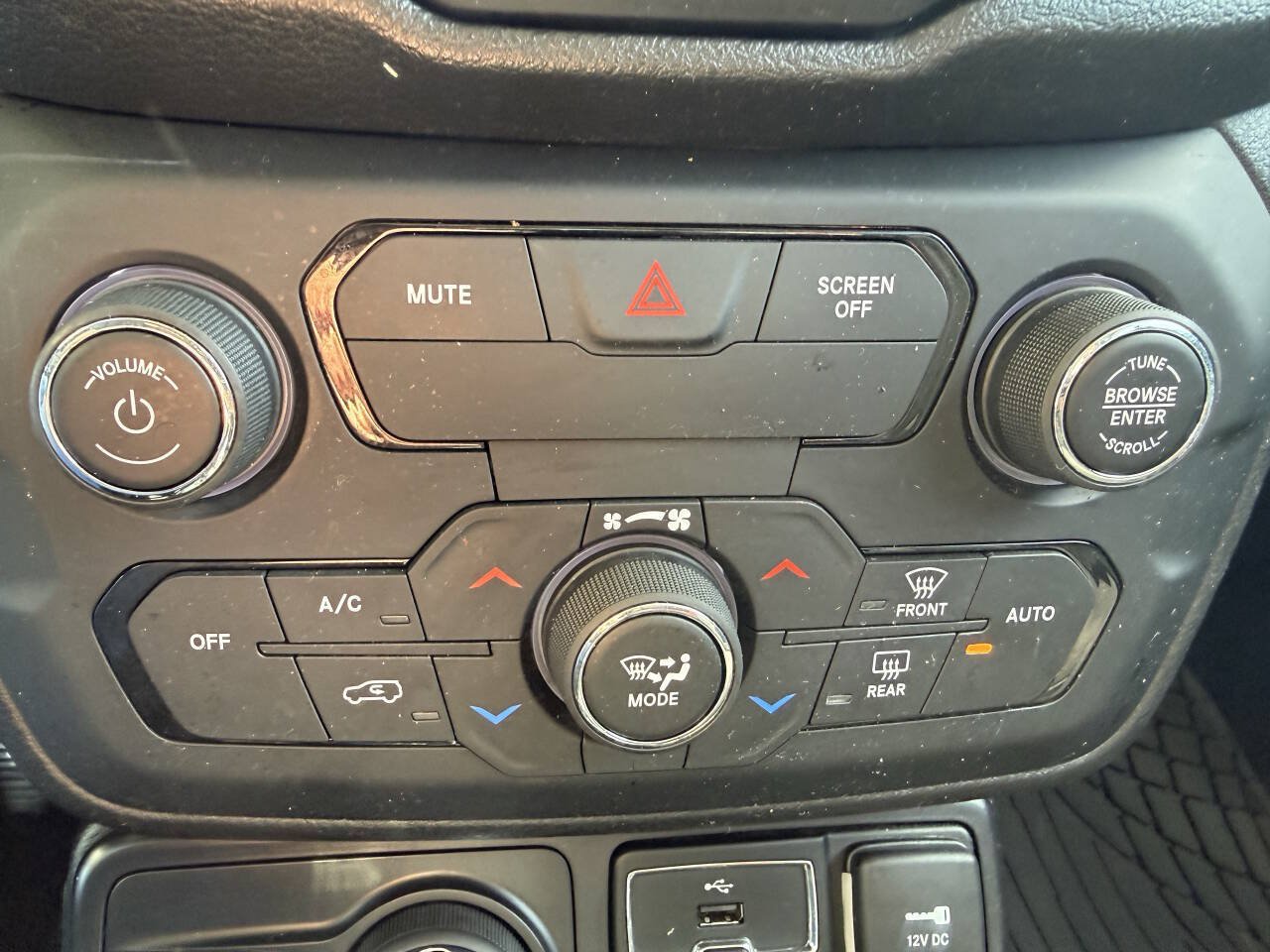 Used 2018 Jeep Renegade Latitude AWD/4WD image 18