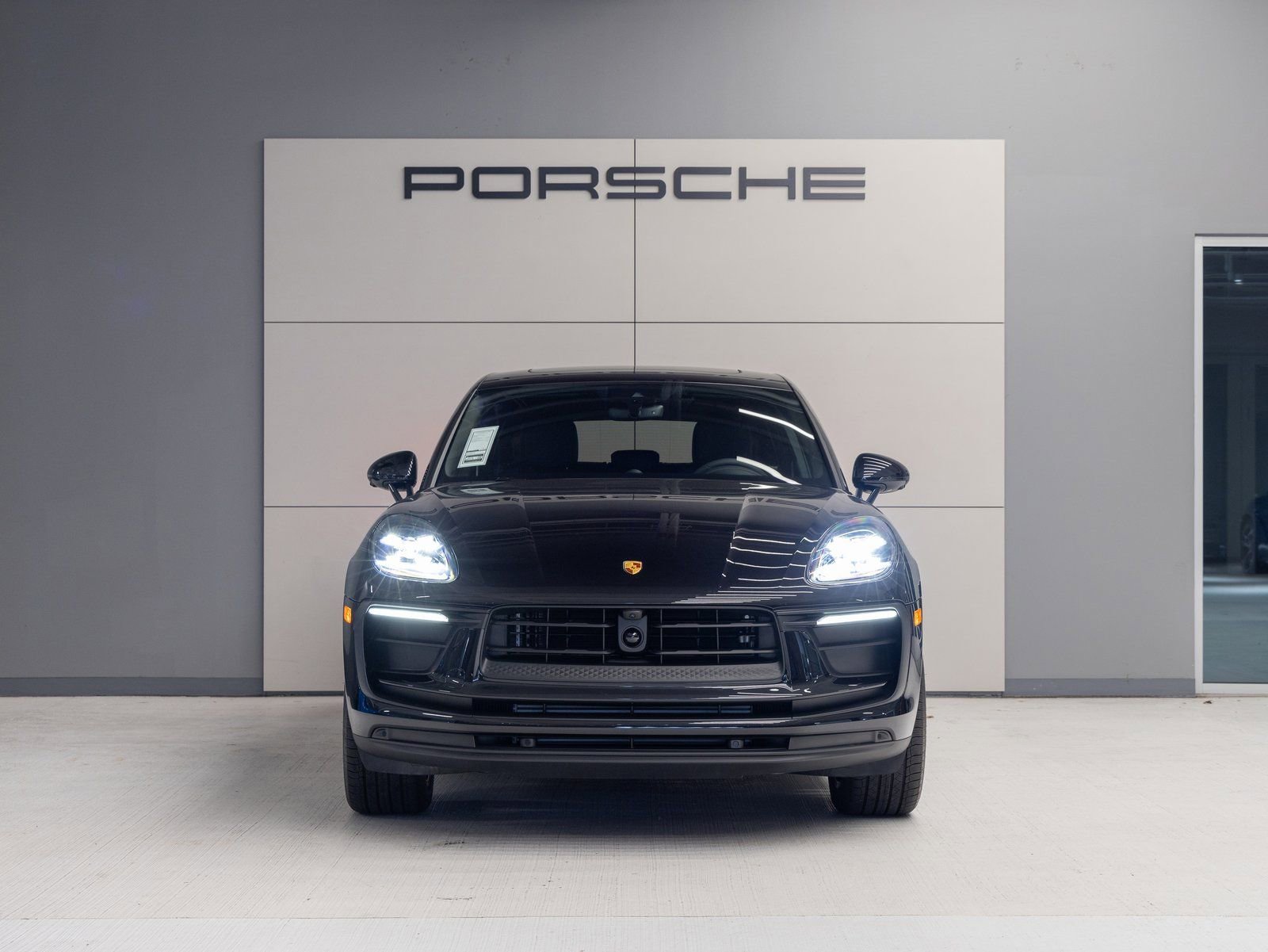 Certified 2025 Porsche Macan image 10
