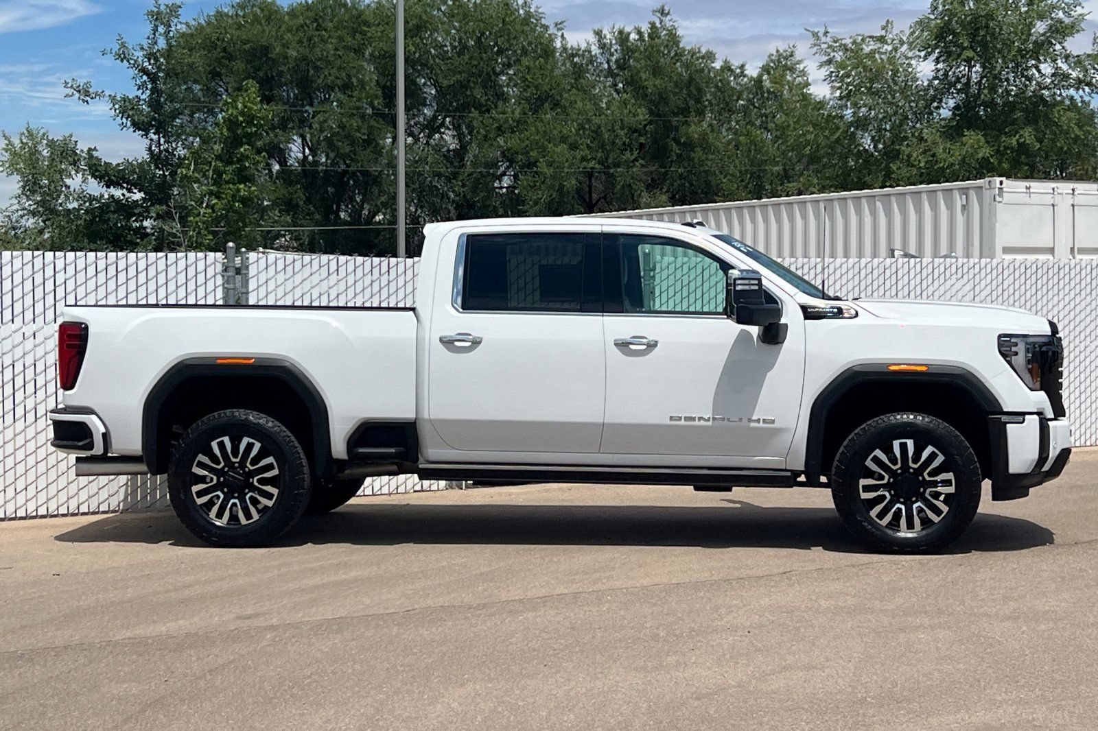 Used 2025 GMC Sierra 2500 Denali Ultimate AWD/4WD image 3