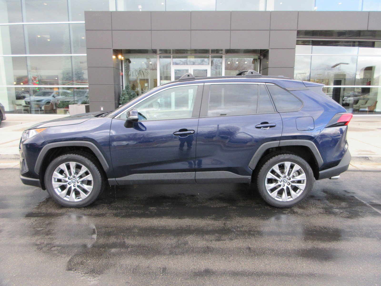 Used 2021 Toyota RAV4 XLE Premium image 3