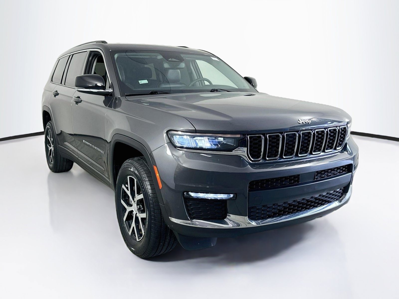 Used 2023 Jeep Grand Cherokee L Limited RWD image 3