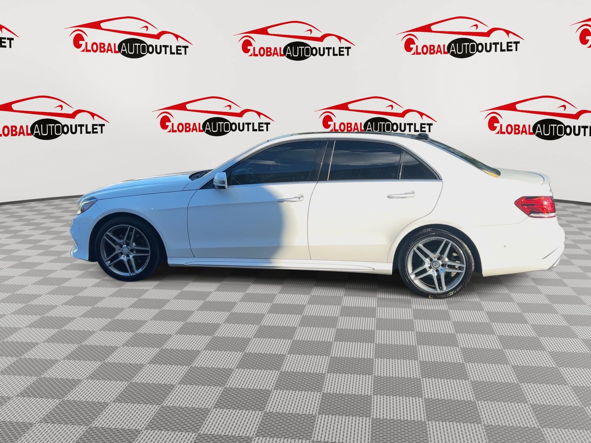 Used 2016 Mercedes-Benz E 400 Sedan image 5