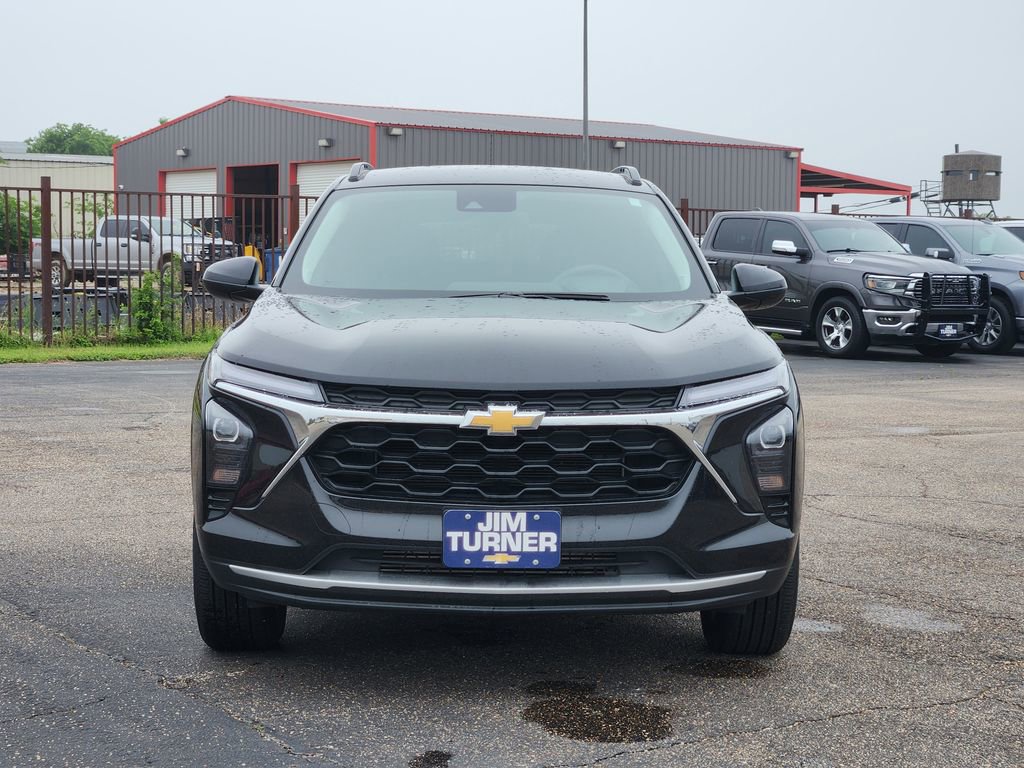 Used 2025 Chevrolet Trax LT FWD image 2
