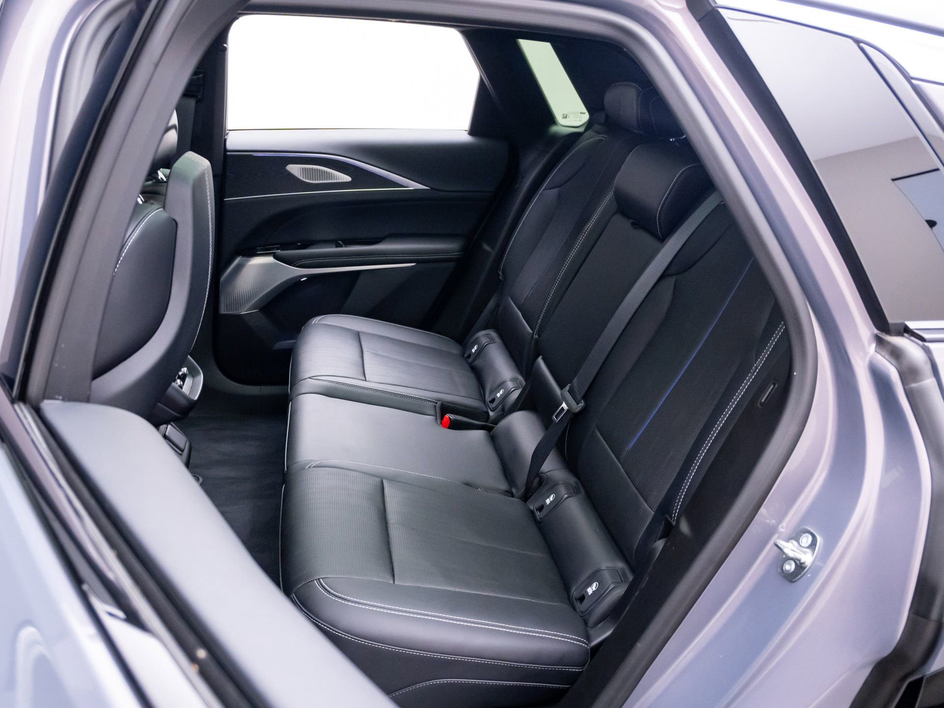 Certified 2025 Cadillac Lyriq Luxury w/ LPO, Floor Liner Package AWD/4WD image 21