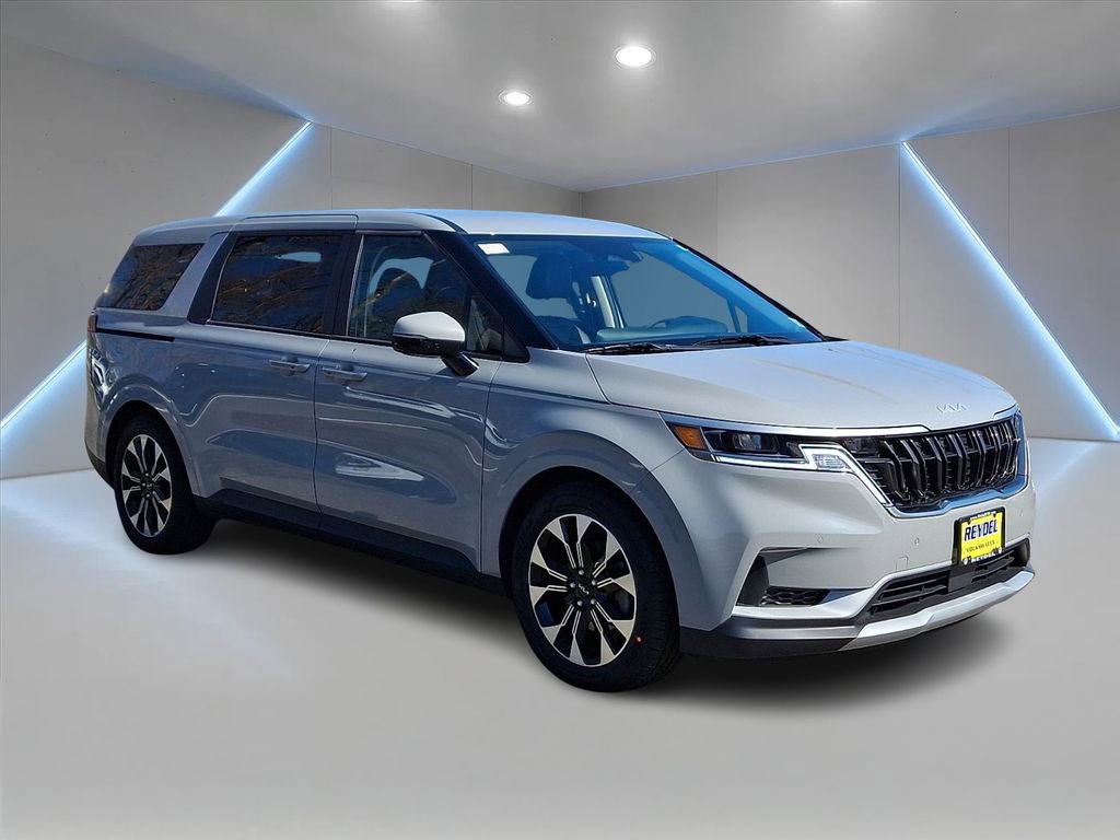 Used 2023 Kia Carnival EX image 3