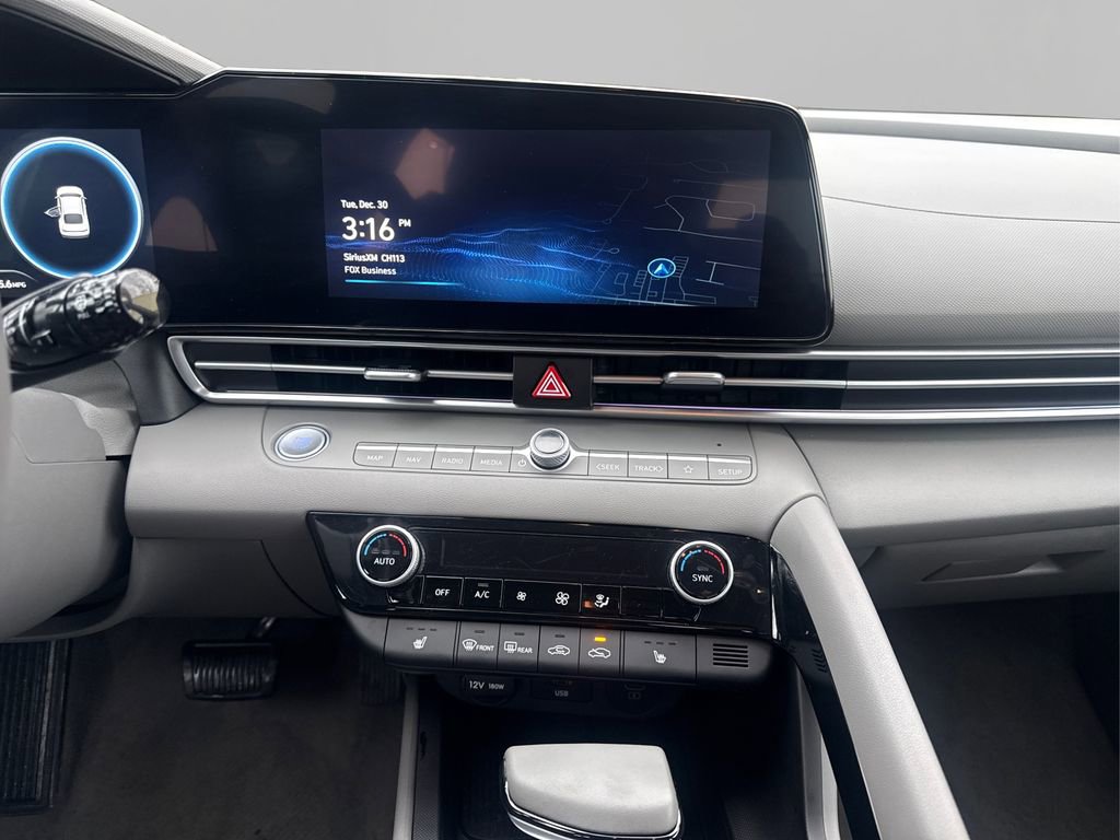 Certified 2025 Hyundai Elantra SEL image 18